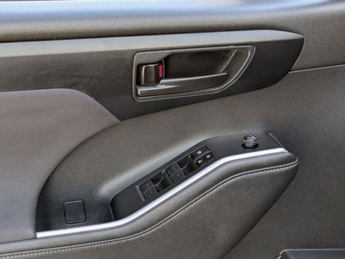 Used 2024 Toyota Highlander LE image 13