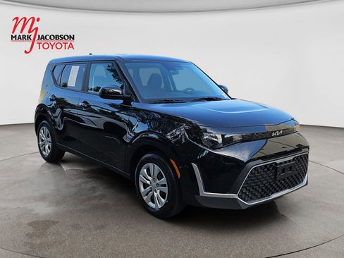Used 2025 Kia Soul LX FWD image 3
