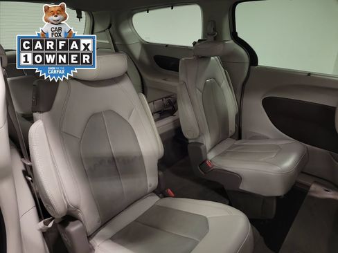 Used 2021 Chrysler Pacifica Touring-L FWD image 21