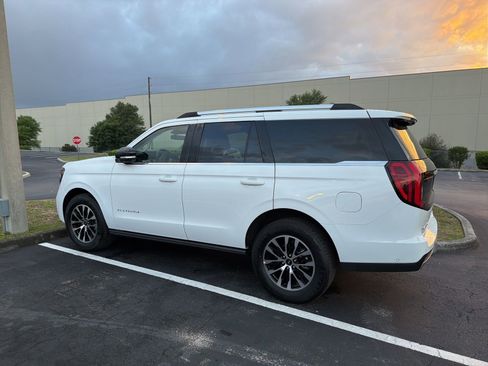 Used 2025 Ford Expedition Platinum image 12