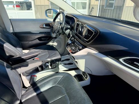 Used 2019 Chrysler Pacifica Touring-L FWD image 18