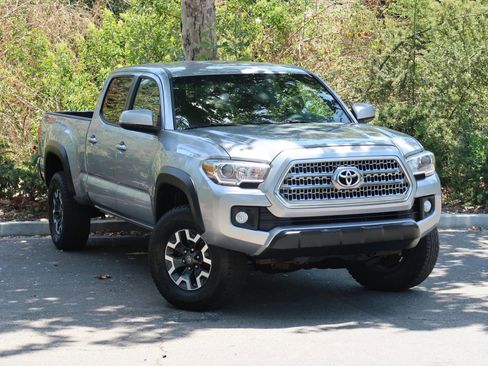 Used 2017 Toyota Tacoma TRD Off-Road w/ Tow Package AWD/4WD image 2