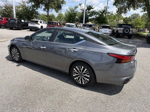 Used 2025 Nissan Altima 2.5 SV FWD image 3