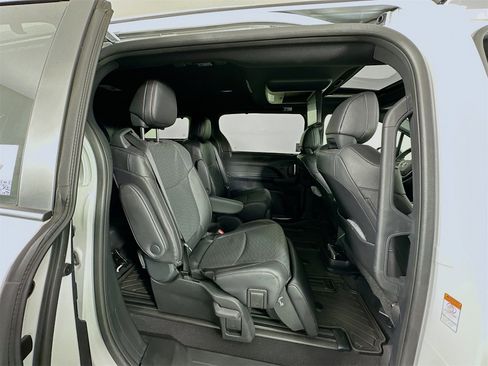 Used 2025 Toyota Sienna Limited image 31