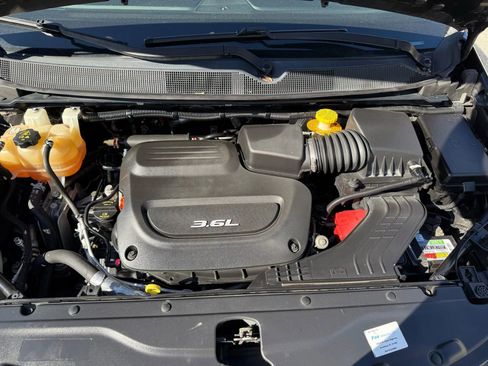 Used 2017 Chrysler Pacifica Touring-L image 20