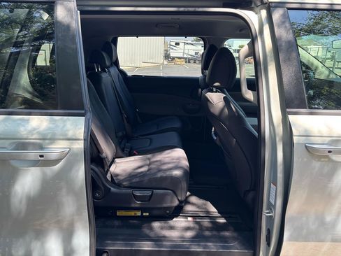 Used 2025 Kia Carnival EX FWD image 22