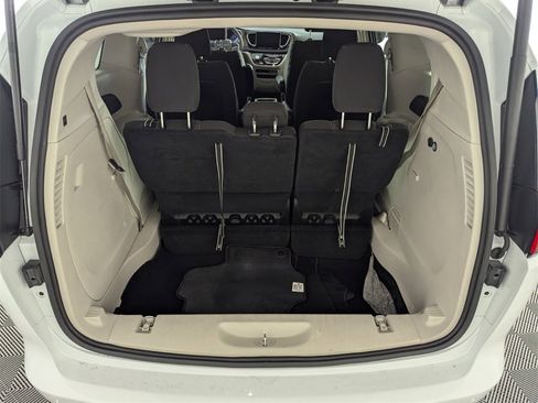 Used 2023 Chrysler Voyager LX image 17