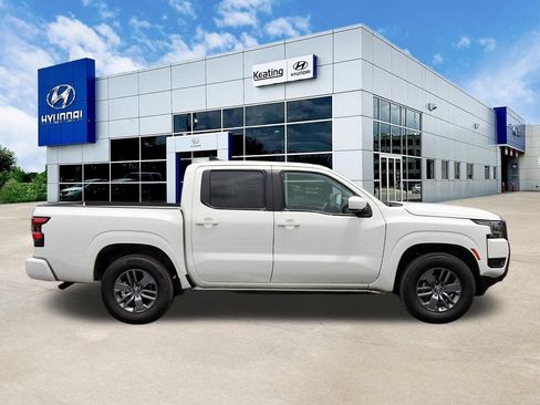 Used 2025 Nissan Frontier SV RWD image 4