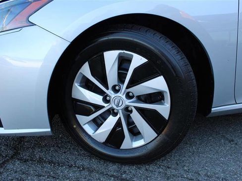 Used 2024 Nissan Altima 2.5 S FWD image 9