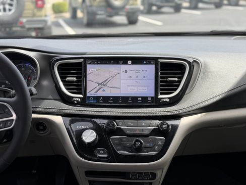 Used 2024 Chrysler Pacifica Touring-L w/ Uconnect Theater Family Group image 14