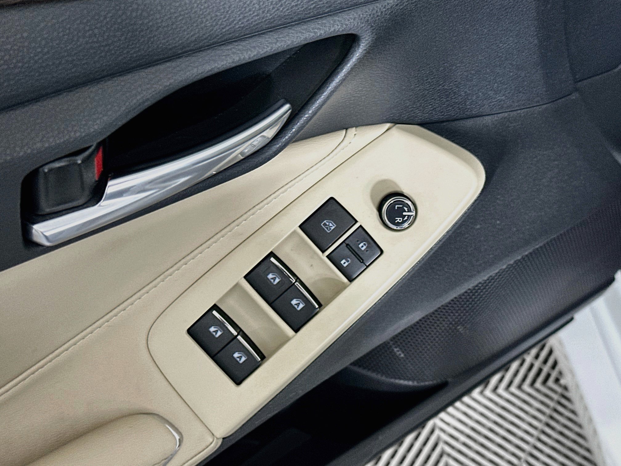 Used 2020 Toyota Avalon XLE w/ Moonroof Package FWD image 15