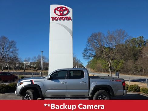 Used 2019 Toyota Tacoma TRD Off-Road w/ Technology Package image 3