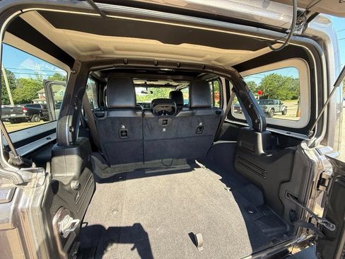 Used 2018 Jeep Wrangler Unlimited Sahara AWD/4WD image 26