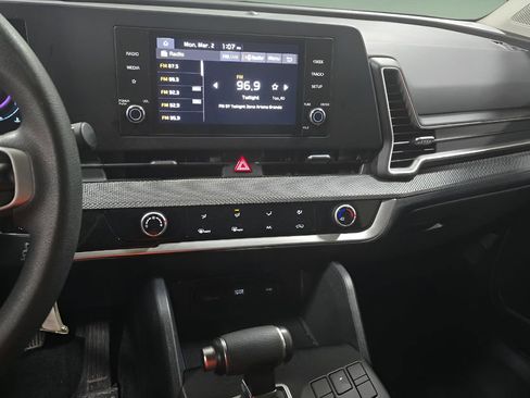 Used 2025 Kia Sportage LX image 8