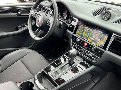 Used 2025 Porsche Macan image 15