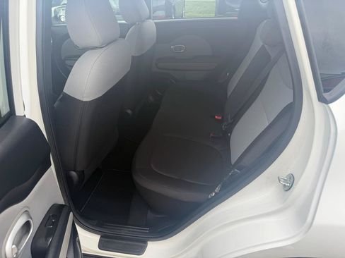 Used 2016 Kia Soul FWD image 12