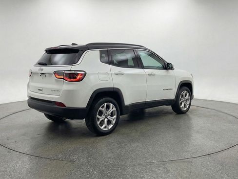 Used 2025 Jeep Compass Latitude image 9
