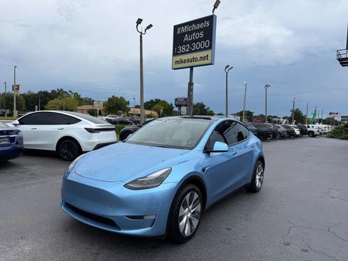 Used 2024 Tesla Model Y Long Range AWD/4WD image 1