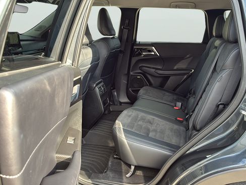Used 2025 Mitsubishi Outlander SE FWD image 16