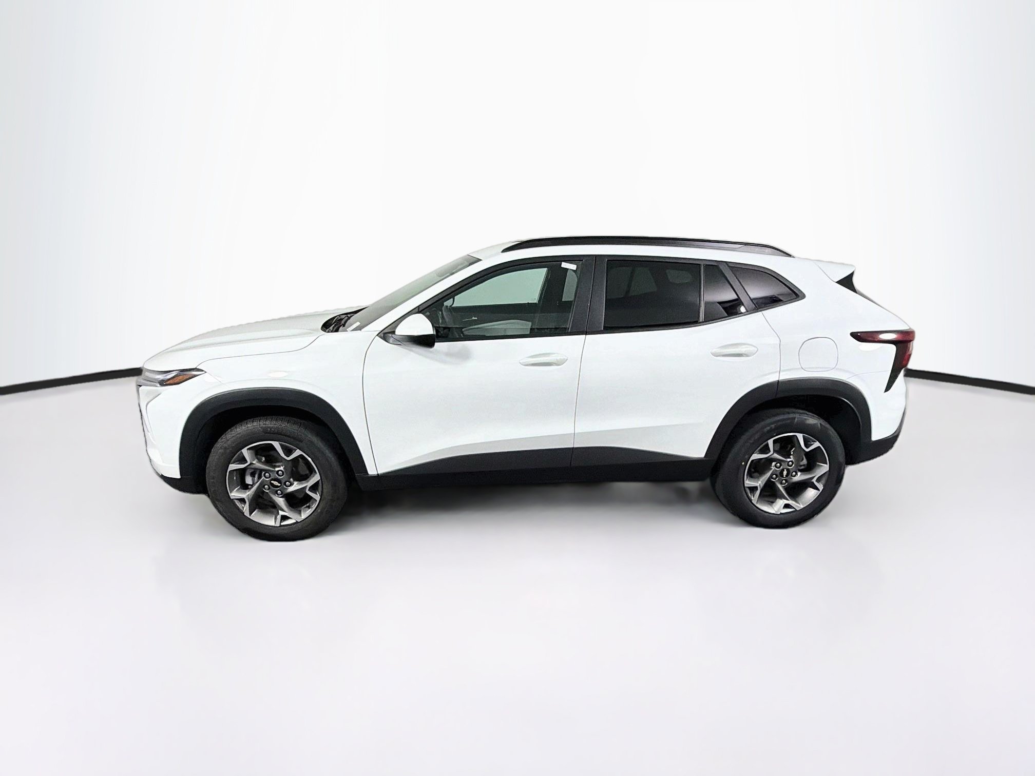 Used 2025 Chevrolet Trax LT FWD image 4