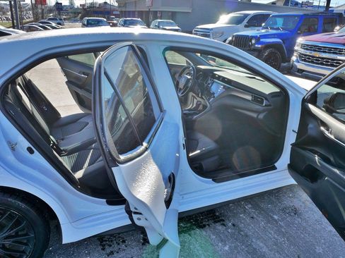 Used 2020 Toyota Camry SE image 10