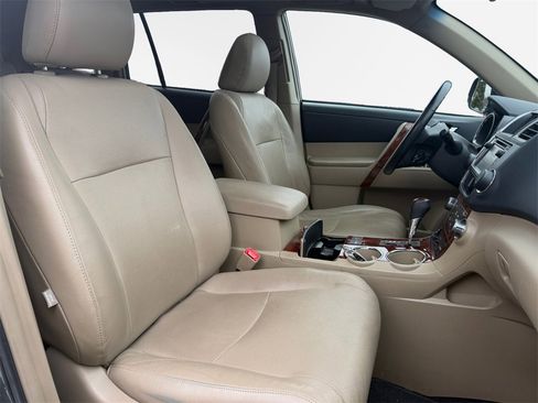 Used 2013 Toyota Highlander Limited image 25