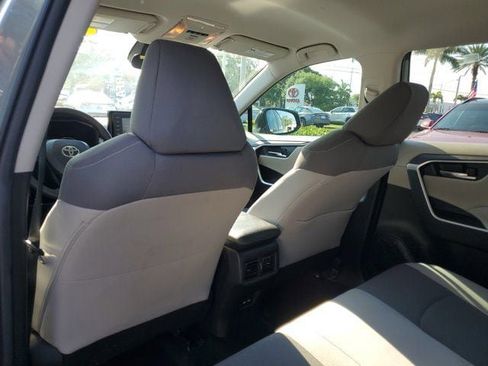 Used 2021 Toyota RAV4 XLE image 9