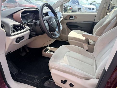 Used 2017 Chrysler Pacifica Touring FWD image 10