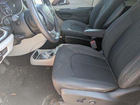 Used 2019 Chrysler Pacifica LX FWD image 6