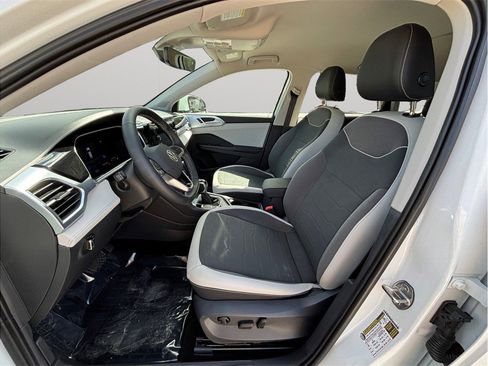 Used 2025 Volkswagen Taos SE AWD/4WD image 2