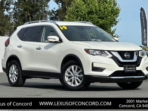 Used 2019 Nissan Rogue SV image 1