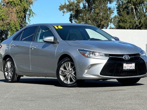 Used 2016 Toyota Camry SE image 2