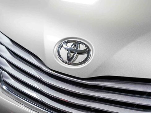 Used 2016 Toyota Sienna XLE w/ XLE Navigation Package AWD/4WD image 8