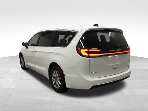 Used 2024 Chrysler Pacifica Touring-L image 13