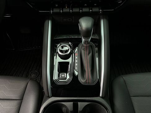 Used 2024 Chevrolet Colorado Z71 w/ Z71 Convenience Package 2 image 17