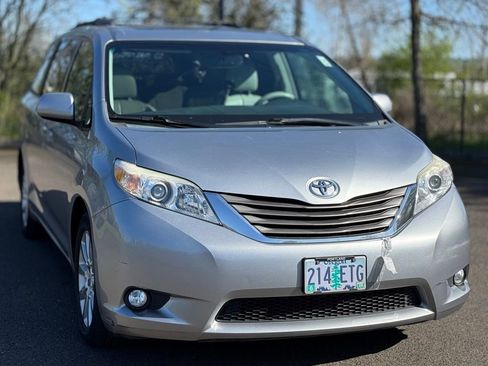 Used 2011 Toyota Sienna XLE w/ Premium Pkg image 7