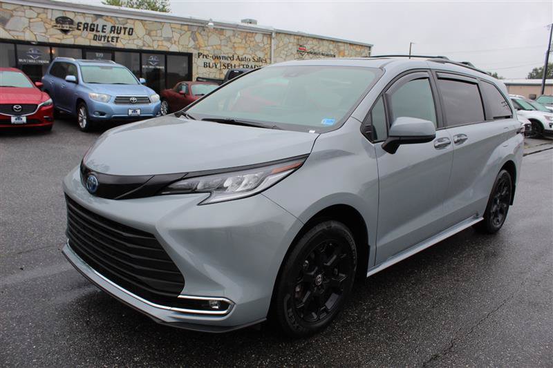 Used 2025 Toyota Sienna XLE Woodland Edition AWD/4WD image 3