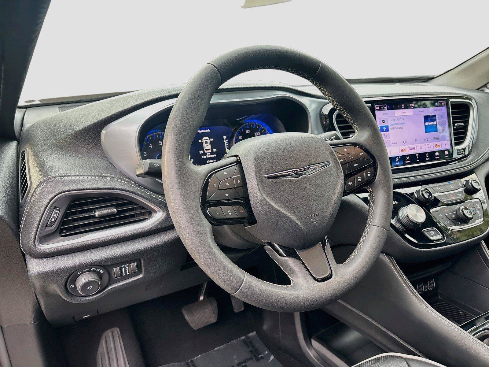 Used 2025 Chrysler Pacifica Limited FWD image 32