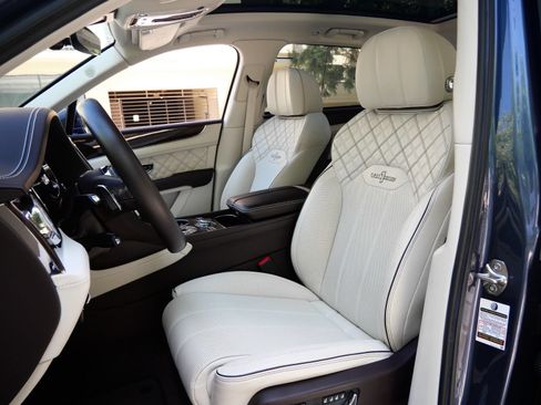 Used 2021 Bentley Bentayga AWD/4WD image 17