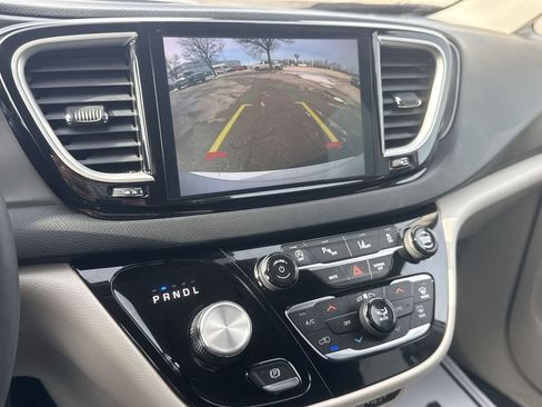 Used 2024 Chrysler Pacifica Touring-L image 23