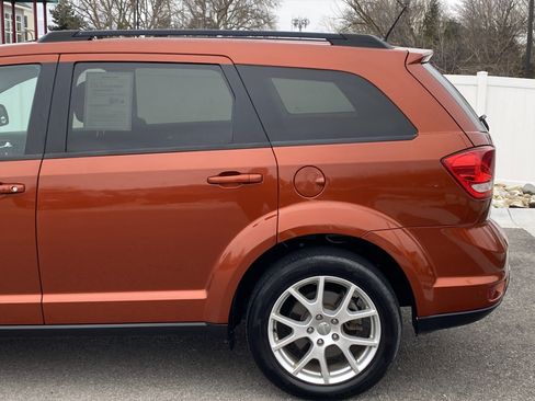 Used 2014 Dodge Journey SXT w/ Flexible Seating Group image 4