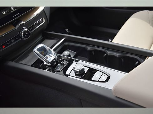 Certified 2026 Volvo XC60 B5 Core w/ Protection Package Premier AWD/4WD image 36