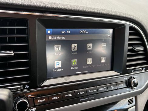 Used 2017 Hyundai Elantra Limited image 29