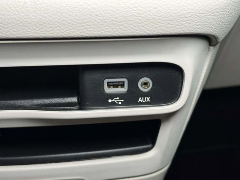 Used 2018 Chrysler Pacifica Touring Plus w/ Tire & Wheel Group FWD image 14