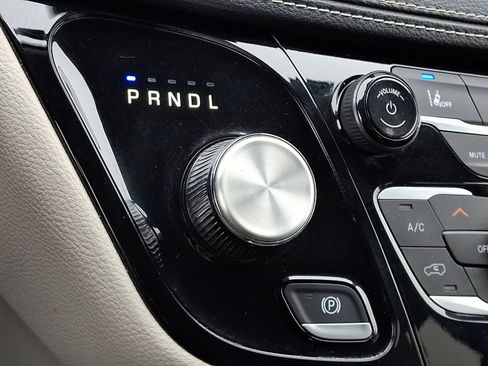 Used 2023 Chrysler Pacifica Touring-L FWD image 27