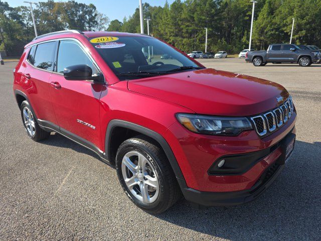 Used 2023 Jeep Compass Latitude w/ Convenience Group AWD/4WD image 3