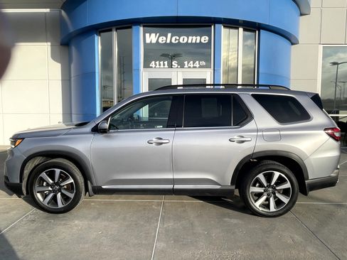 Used 2024 Honda Pilot Touring image 1