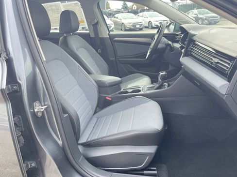 Used 2025 Volkswagen Jetta SE image 36