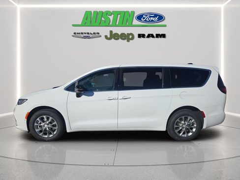 New 2026 Chrysler Pacifica Select AWD/4WD image 2