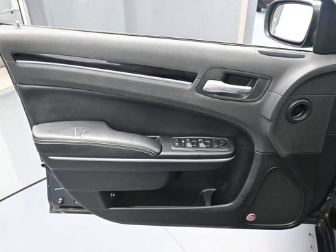 Used 2018 Chrysler 300 S w/ 300S Premium Group RWD image 13